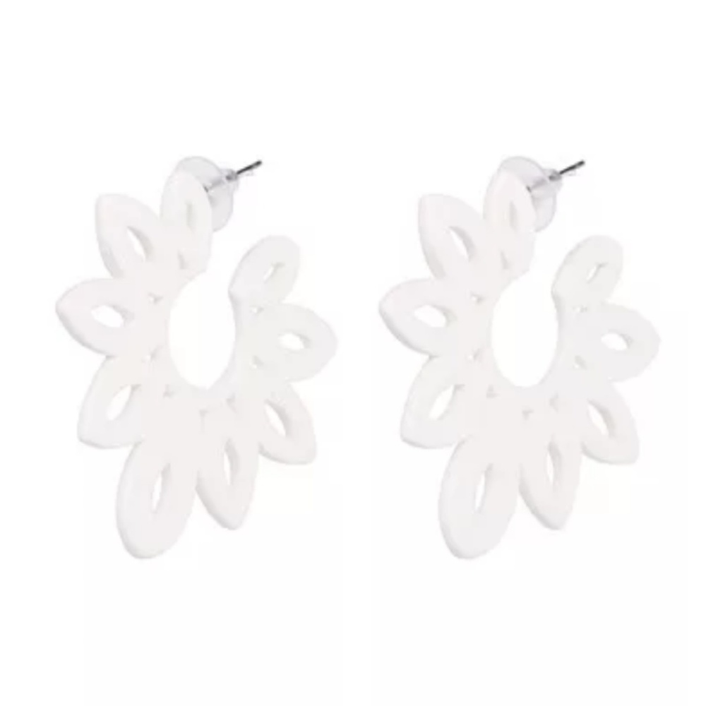 2/$20 🌼 White Flower Acrylic Earrings